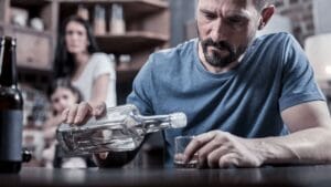 Как вести себя и куда обратиться, если в семье алкоголик